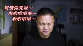 58岁张卫健彩排突发意外，被钢琴砸在身上，惊险意外画面曝光